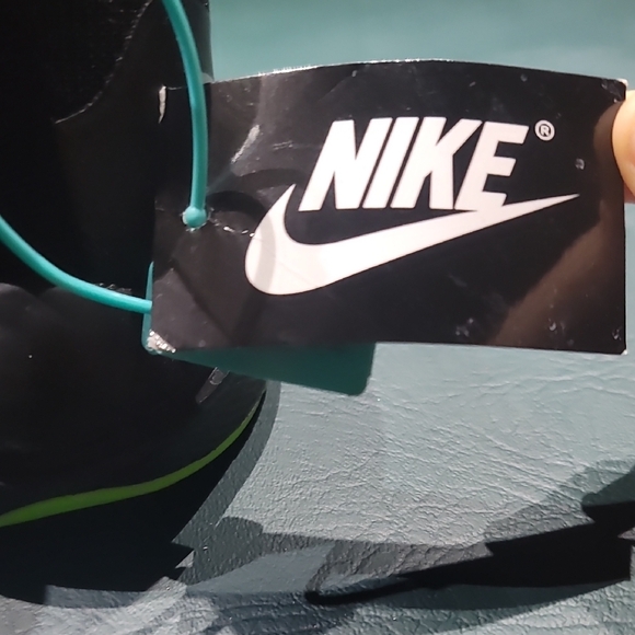 Nike Men's Black and Neon Green Athletic Shoes NWT - Picture 4 of 5